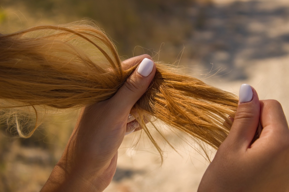 jak poznat poškozené vlasy příčiny
